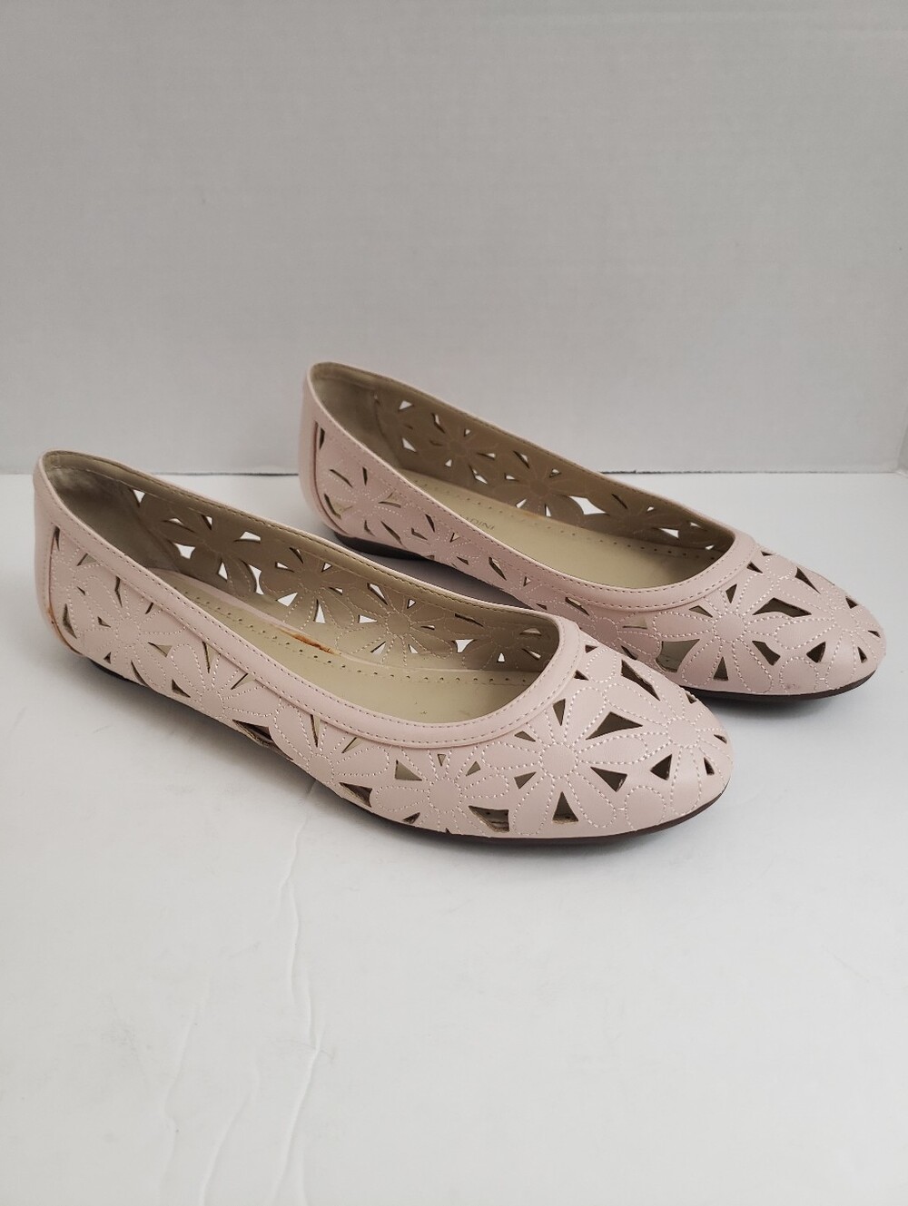 Sz 9 Adrienne Vittadini Light Pink "Charlann" Laser Cut Detail Ballet Flats
